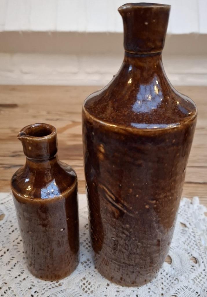 2 Bruine brocante gres flessen met tuitje, Ophalen of Verzenden