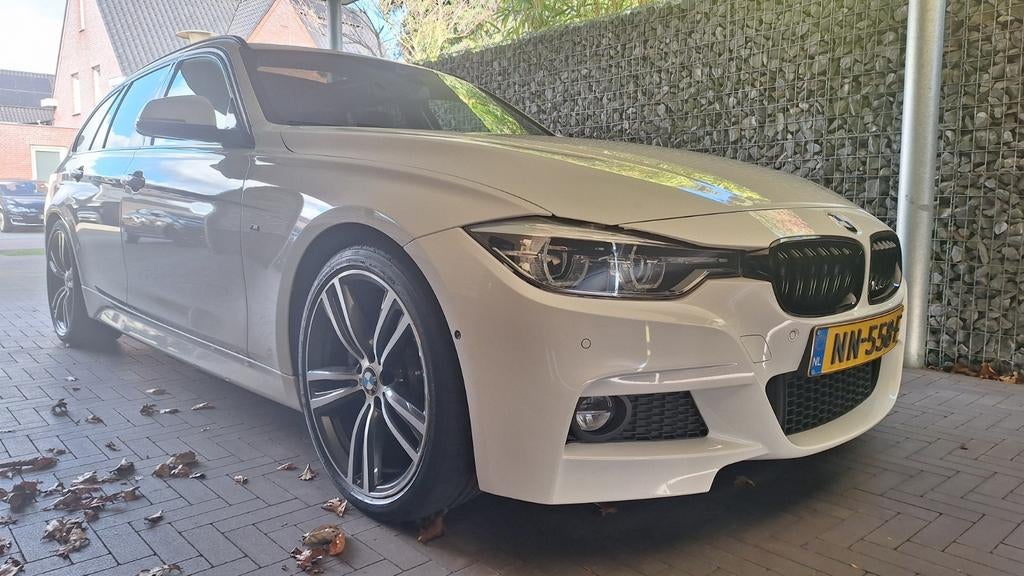 BMW 320i touring m-sport 245pk pano 360° HUD 19" Harm/Kardon, 1800 kg, 4 cilinders, Wit, Leder