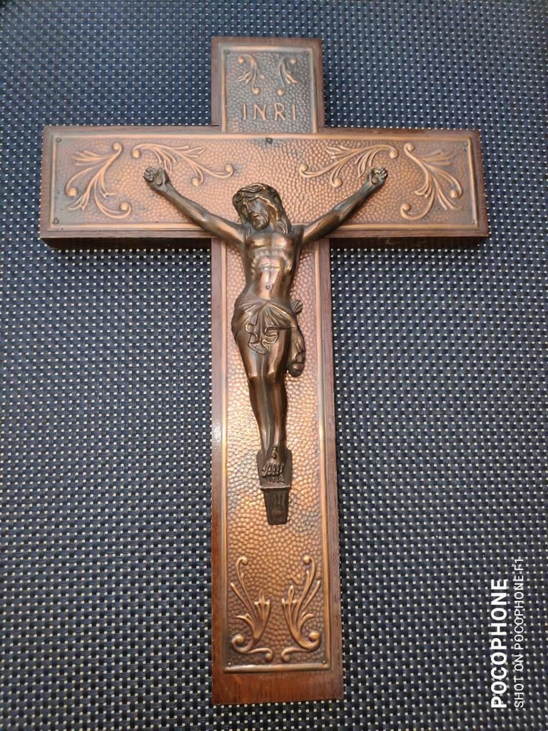 Crucifix en bois et bronze., Collections, Enlèvement