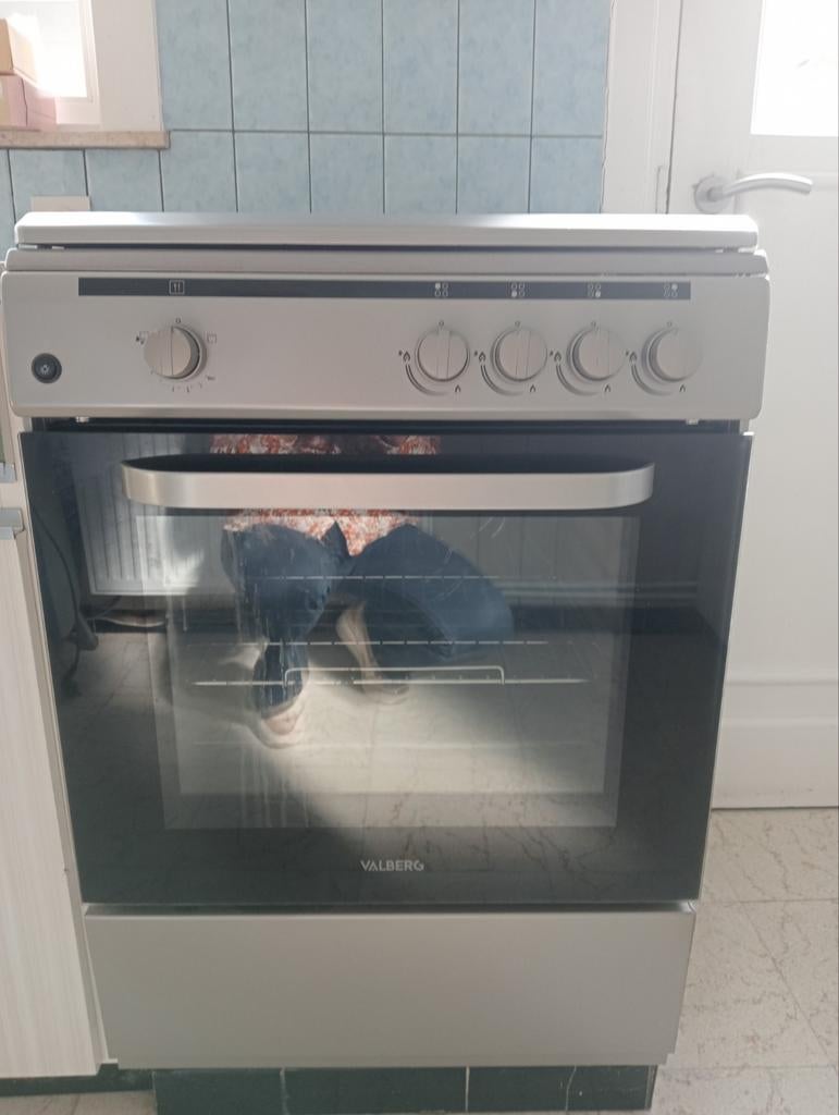 Four sur gaz avec electric pour le feu. Sans lucifer, Enlèvement