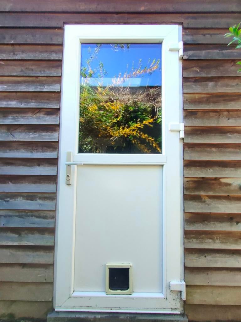 Porte vitrée PVC blanc extérieur avec chatière, Bricolage & Construction, Fenêtres & Moustiquaires, Enlèvement