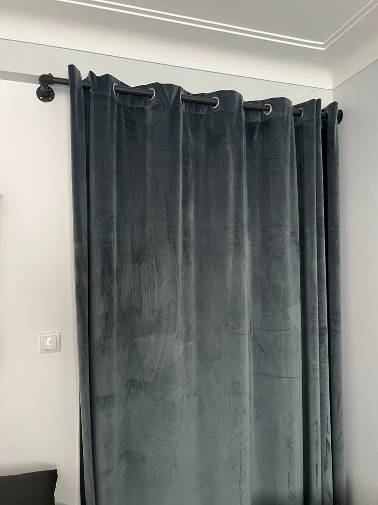 Grijs-groen velvet gordijn met stalen houder, Huis en Inrichting, Stoffering | Gordijnen en Lamellen, 200 cm of meer, Groen, Ophalen of Verzenden