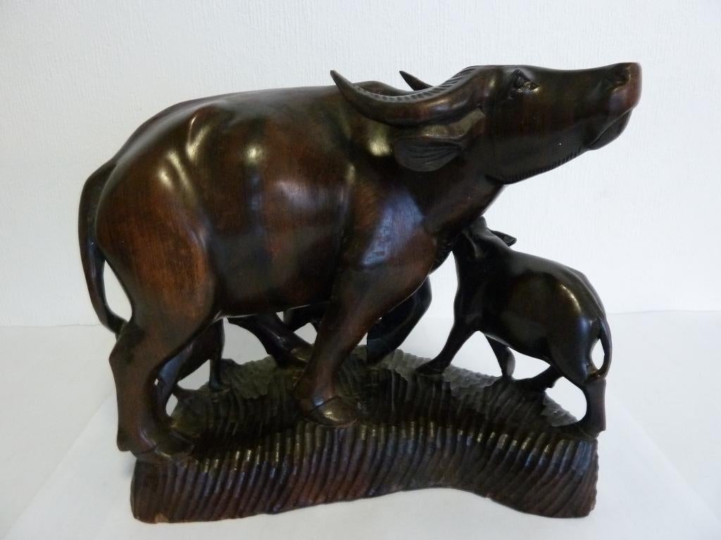 Houten beeld Waterbuffel met 3 kleintjes + 5kg in hardhout., Enlèvement ou Envoi