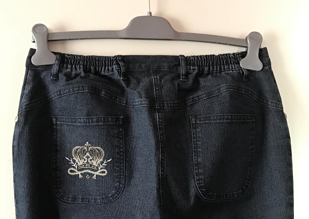 Blauwe stretch jeansbroek (mt 44) met geborduurd kroontje, Kleding | Dames, Spijkerbroeken en Jeans, Nieuw, W33 - W36 (confectie 42/44)