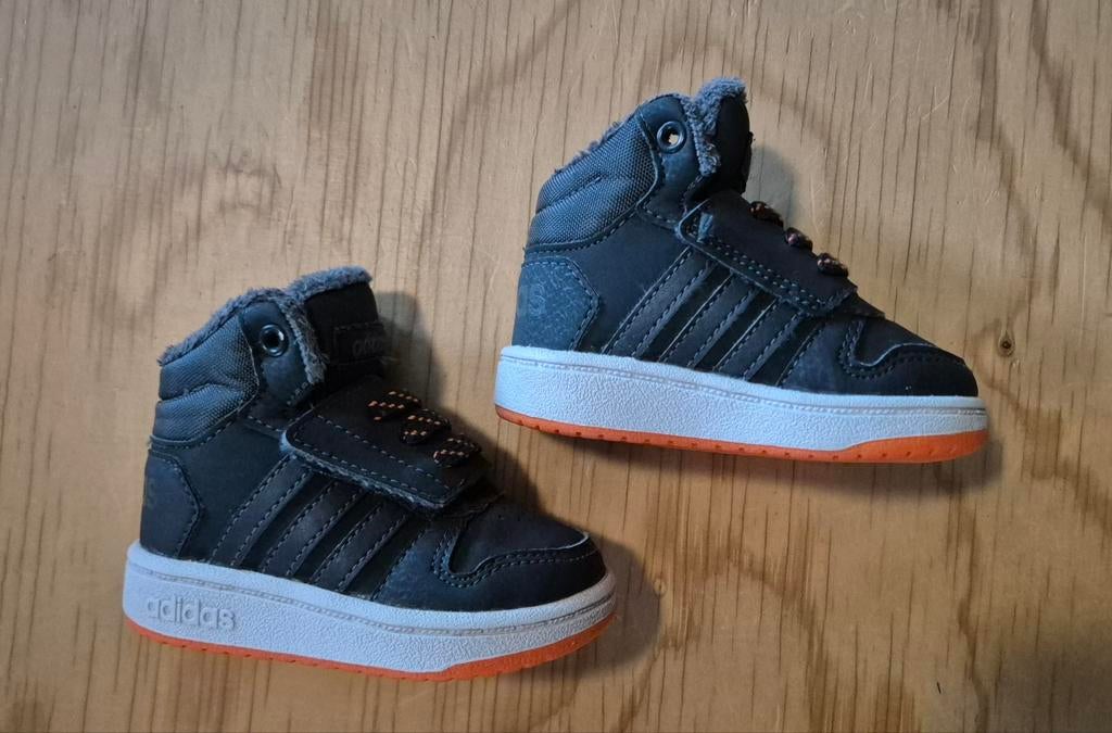 Babyschoenen Adidas grijs/wit/oranje - Maat 18, Kinderen en Baby's, Adidas, Jongen of Meisje, Schoenen, Ophalen of Verzenden