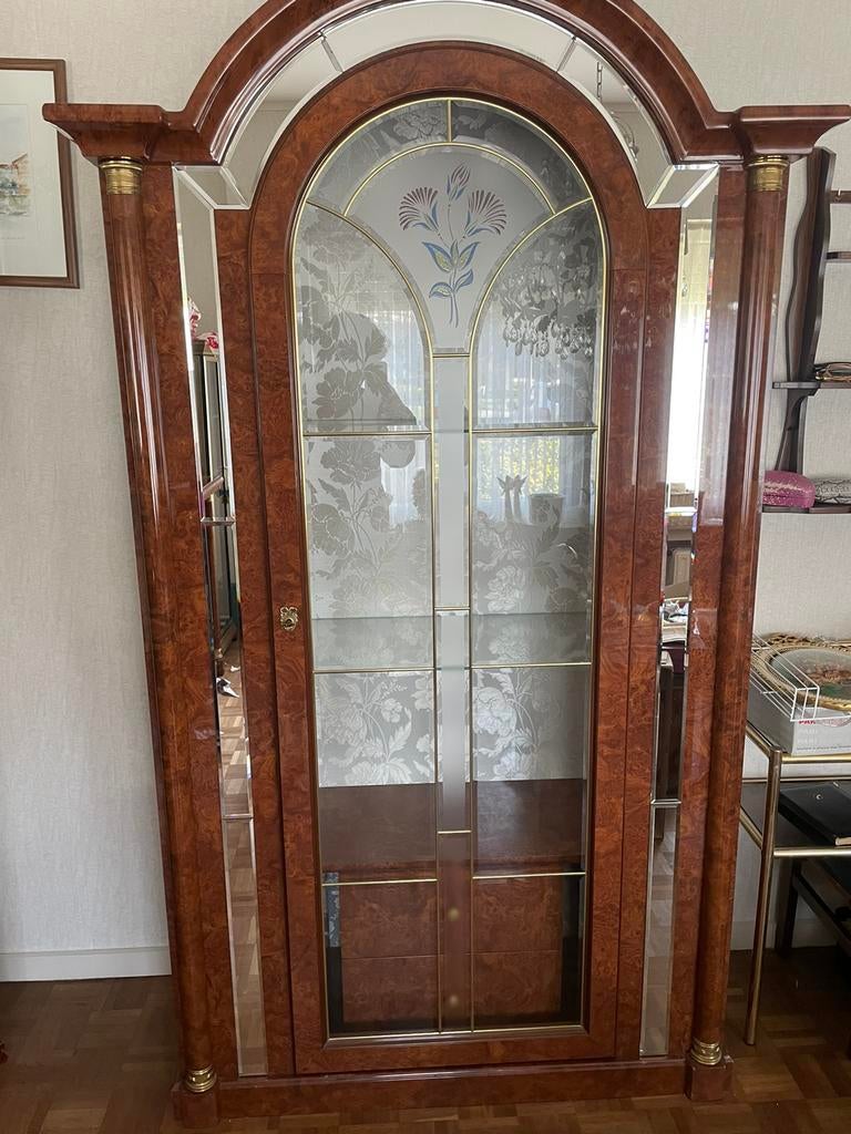 Meuble vitrine (bois de noyer), Enlèvement, Comme neuf