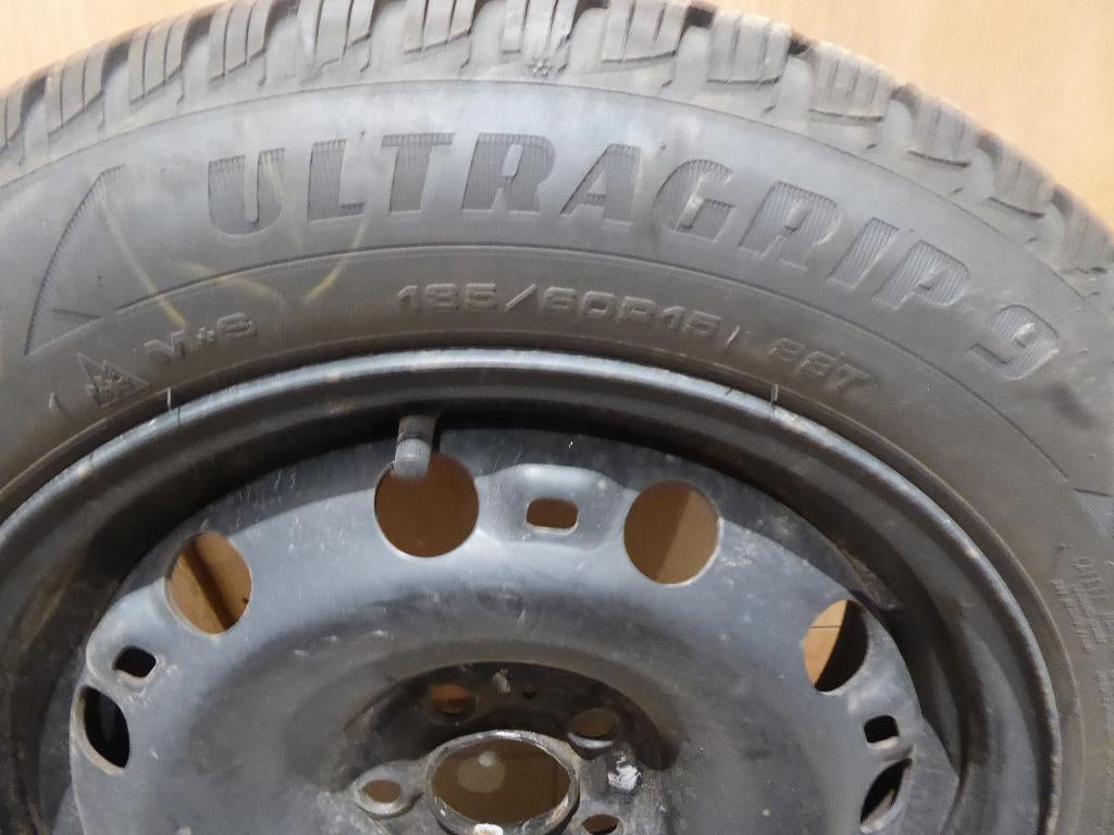 4 Pneus neige GOODYEAR ultragrip 9. 185/60 R15 soldés, Autos : Pièces & Accessoires, Pneus & Jantes, 15 pouces, Pneus et Jantes