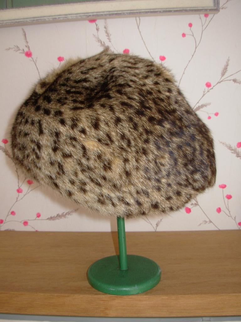 TOQUE EN VERITABLE FOURRURE-FACON LEOPARD, Vêtements | Femmes, Enlèvement ou Envoi, Neuf, Chapeau