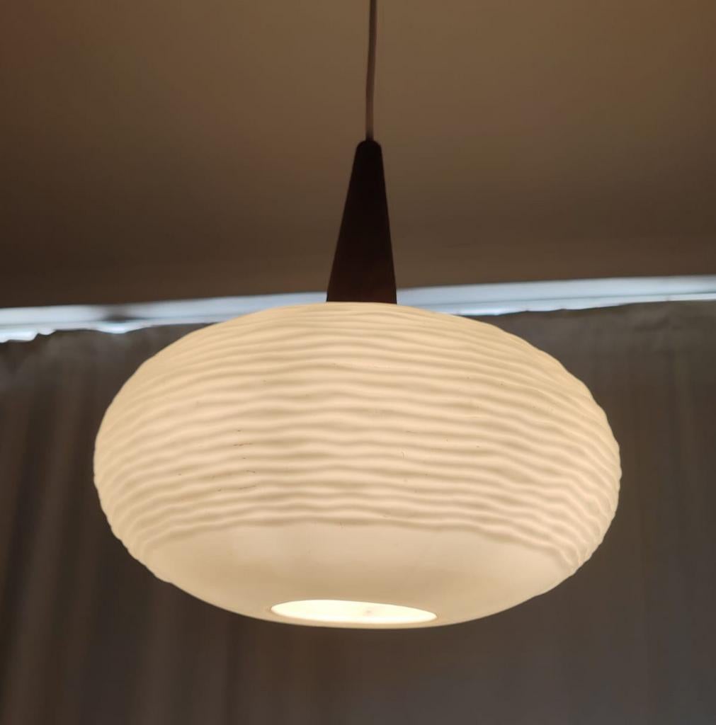 Louis Kalff Philips Opaline en teakhouten vintage kroonlucht, Ophalen, Zo goed als nieuw