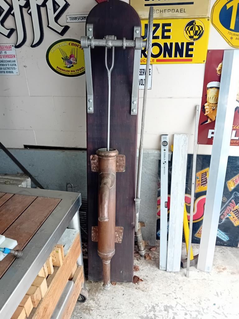 Pompe de façade en cuivre, Enlèvement