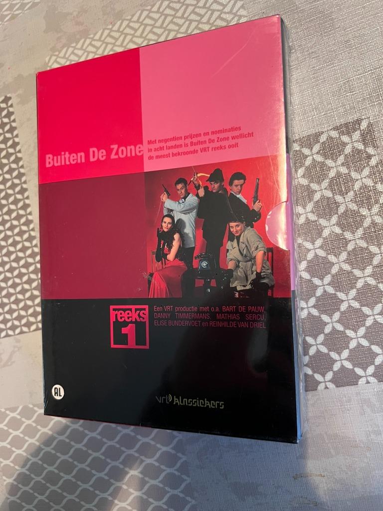 DVD Box Buiten de Zone, Reeks 1 *VRT 1 /Bart De Pauw*, Cd's en Dvd's, Boxset, Ophalen of Verzenden, Zo goed als nieuw, Komedie