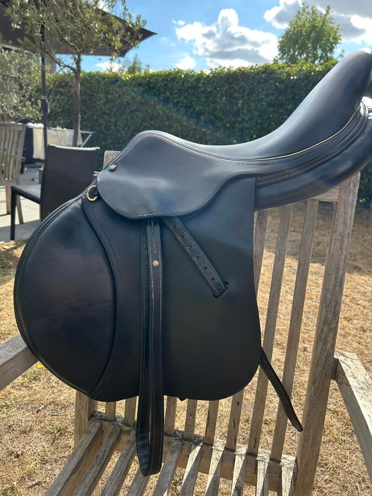 Zwart LJ springzadel 17inch te koop, Dieren en Toebehoren, Paarden en Pony's | Zadels, Zo goed als nieuw, Springen, Ophalen