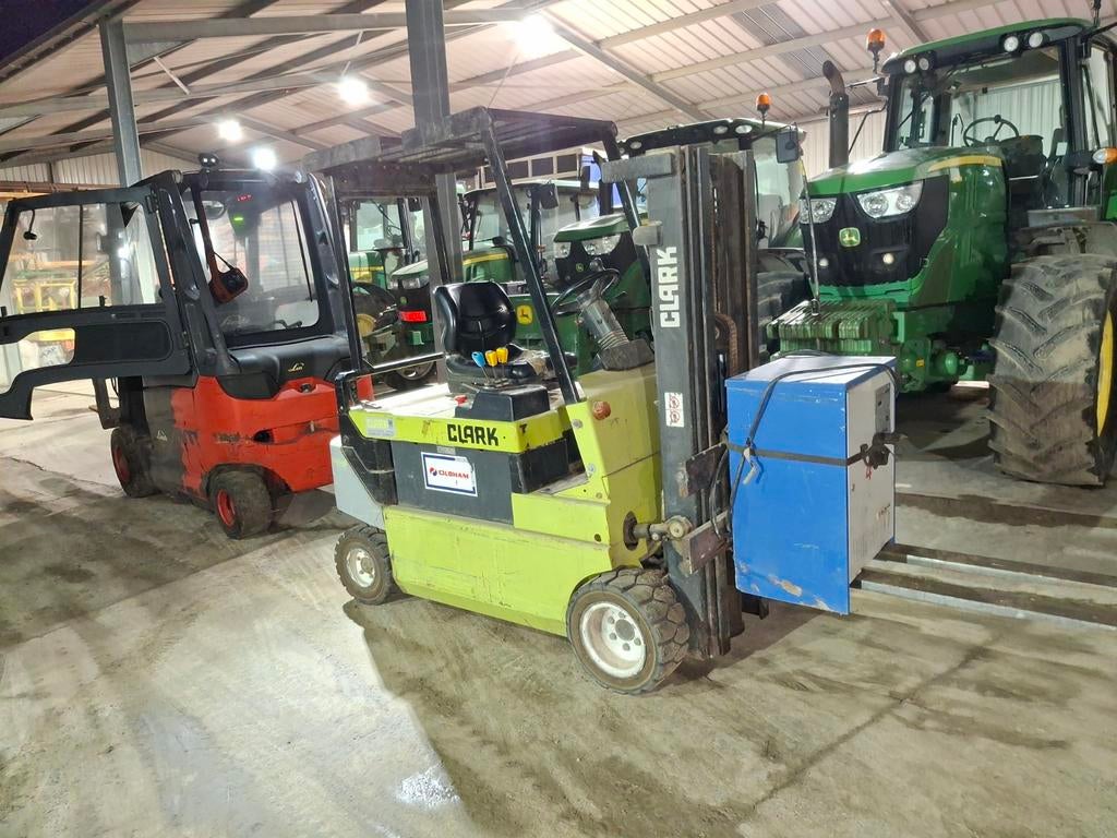 Clark ,klark ,heftruck 2 ton triplex ,lage prijsklasse, Zakelijke goederen, Machines en Bouw | Metaalbewerking, Ophalen, Clark