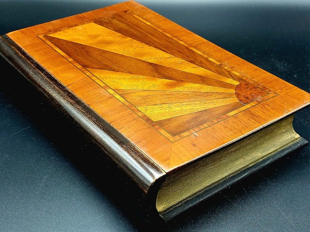 Livre en bois avec compartiment secret, Enlèvement