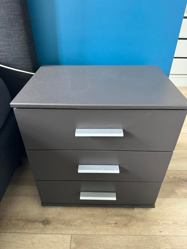 2 nachtkastjes + commode (gratis), Huis en Inrichting, Slaapkamer | Nachtkastjes, Ophalen, Gebruikt