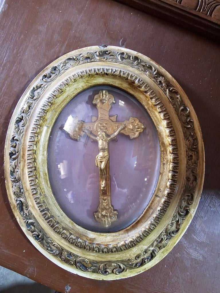 Cadre ovale avec croix, Enlèvement