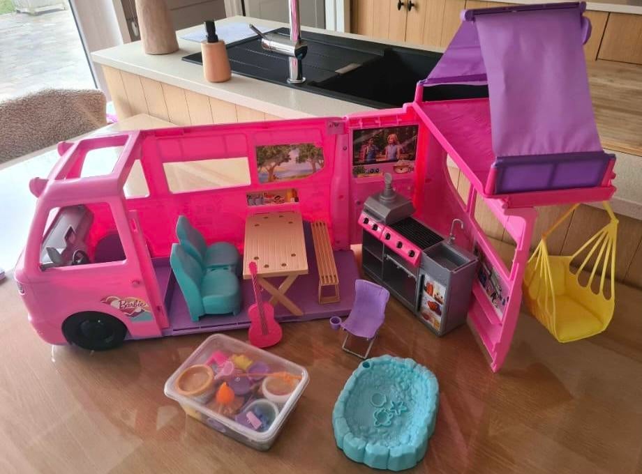 Dreamcamper barbie (2025), Kinderen en Baby's, Speelgoed | Poppen, Ophalen, Zo goed als nieuw, Barbie
