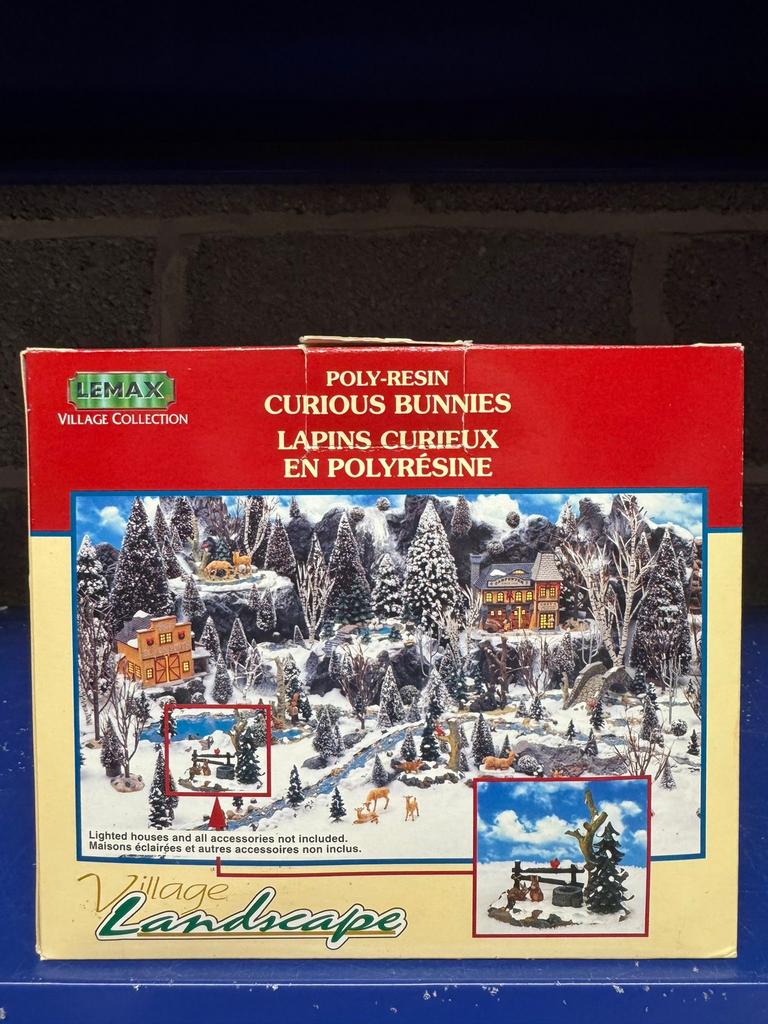 Lemax Village Landscape Curious Bunnies 13353Aminiatuur, Diversen, Kerst, Ophalen of Verzenden, Zo goed als nieuw