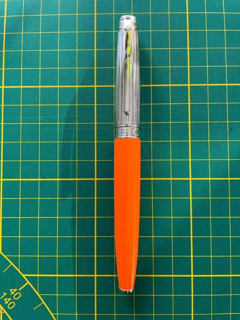 Caran d'Ache Leman Bicolor Saffron 18K M nib Fountain Pen, Verzamelen, Pennenverzamelingen, Ophalen of Verzenden