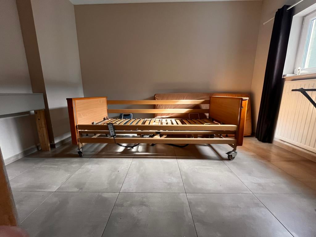 Elektrisch verstelbaar zorgbed / ziekenhuisbed, Huis en Inrichting, Ophalen, Zo goed als nieuw, Eenpersoons, Hout