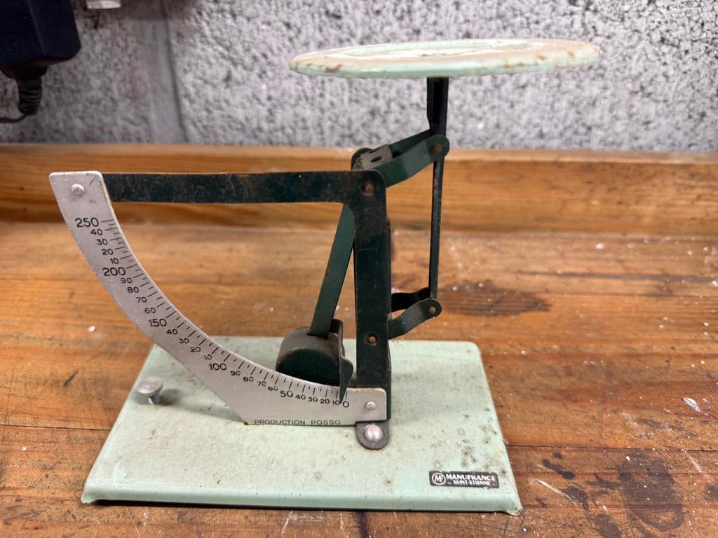 Oud weegschaaltje voor brieven, Enlèvement