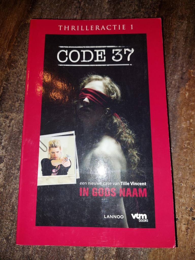 Tille Vincent - Code 37 - In Godsnaam actie tv familie, Boeken, Ophalen of Verzenden, Tille Vincent