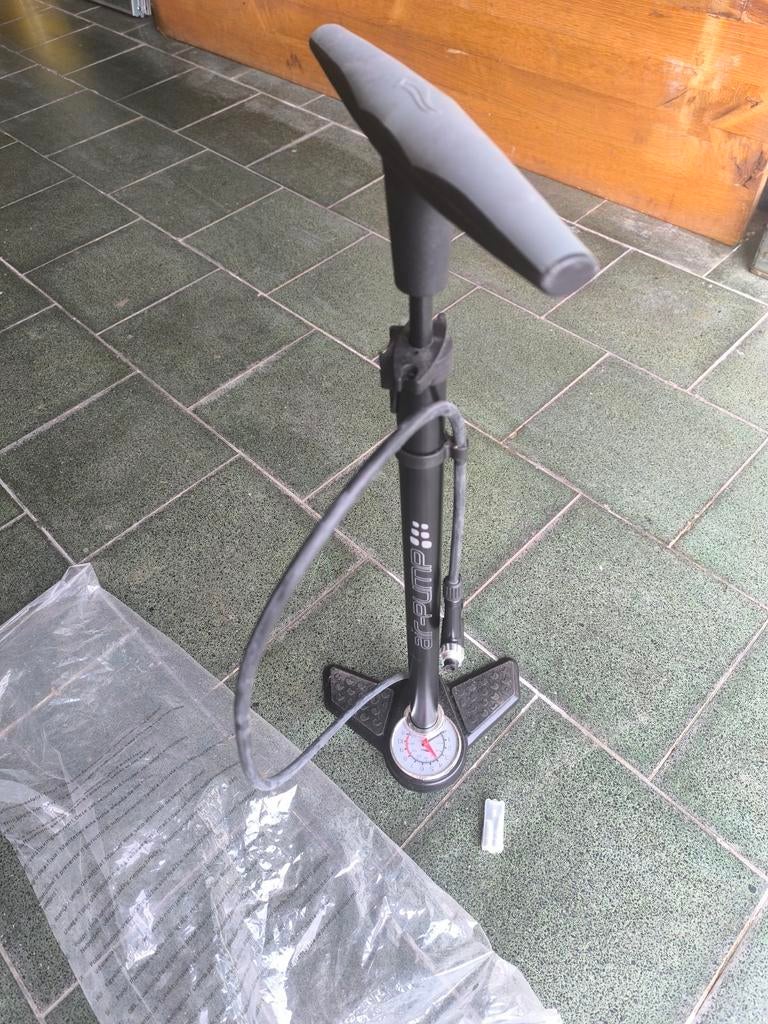 Nieuwe luchtpomp/fietspomp tot 11 bar 
Met alle toebehoren v, Ophalen of Verzenden