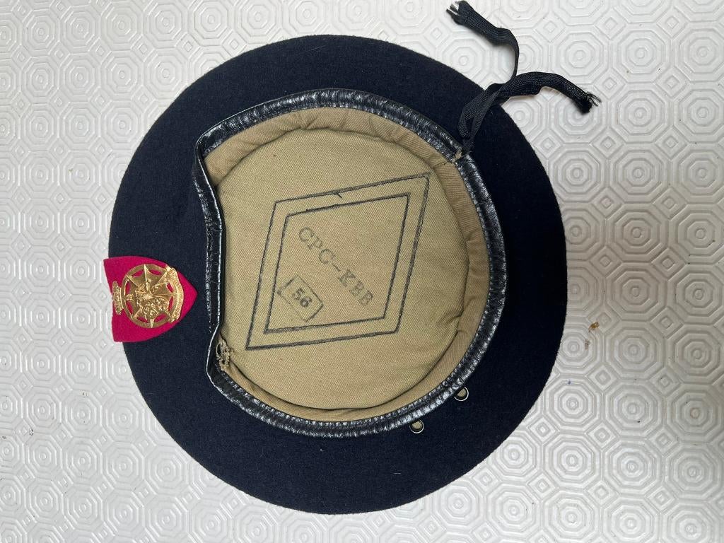 Vintage militaire baret met embleem – maat 56 – leger, Ophalen of Verzenden, Landmacht, Embleem of Badge