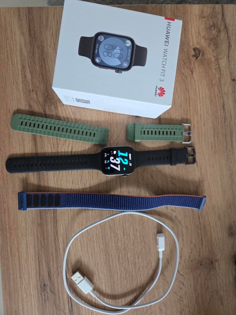 Huawei watch fit 3 in very good condition with 2 extra belt, Bijoux, Sacs & Beauté, Montres connectées, Enlèvement