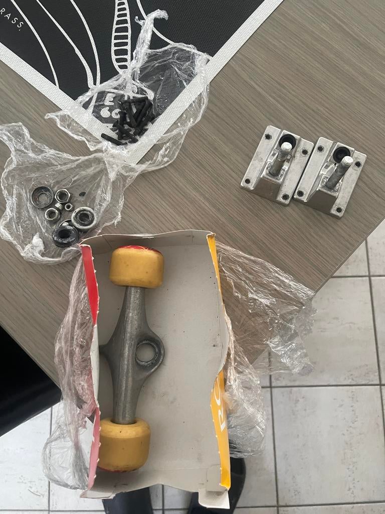 Skateboardonderdelen: trucks en wielen, Ophalen of Verzenden, Gebruikt