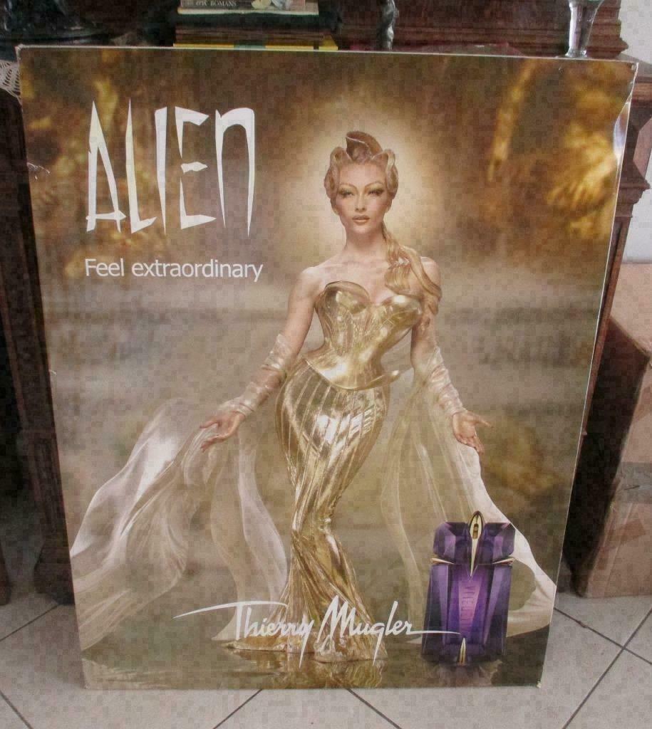 Beau Panneau Publicitaire 'Alien - Thierry Mugler' - 113x87, Collections, Enlèvement ou Envoi, Comme neuf, Panneau publicitaire