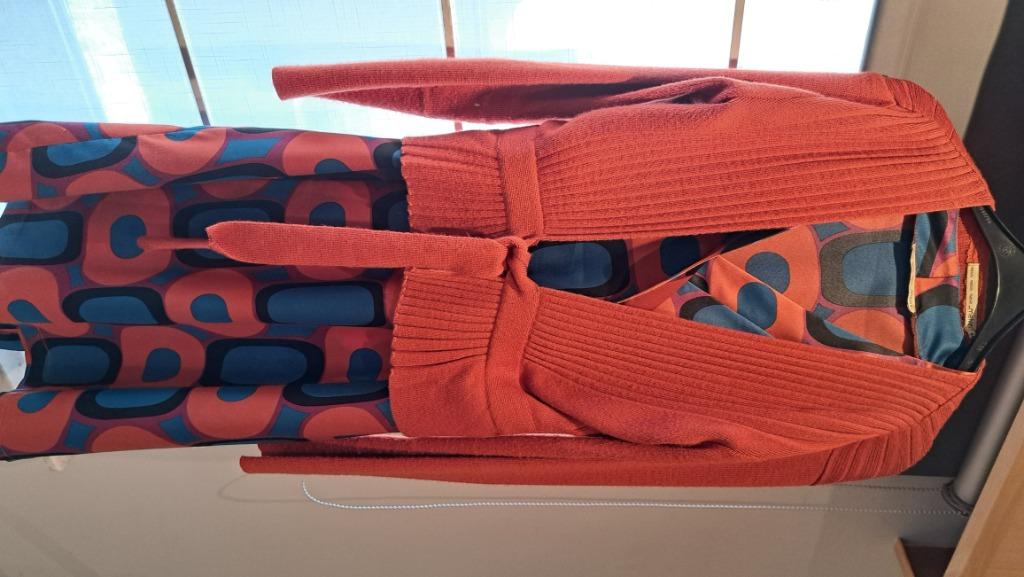 Satijnen kleedje oranje/blauw + golf oranje Melvin M.44, Kleding | Dames, Jurken, Zo goed als nieuw, Maat 42/44 (L), Blauw, Knielengte