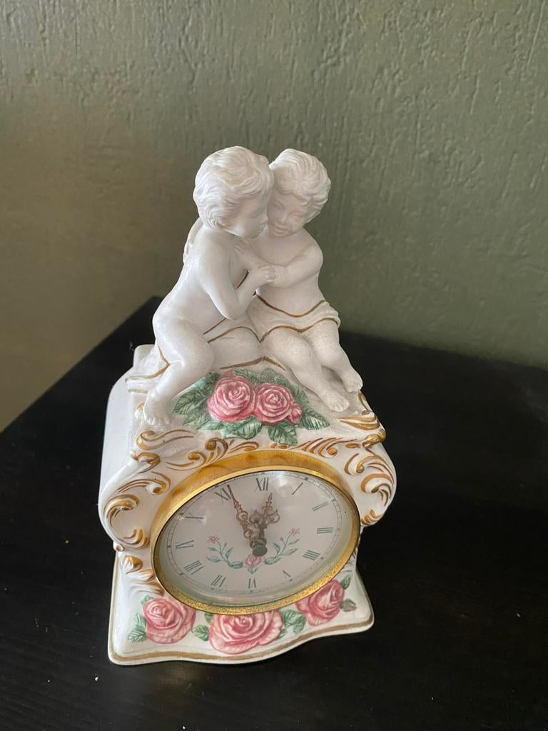 The first Embrace. Fine porcelain Cherub Clock, Ophalen of Verzenden