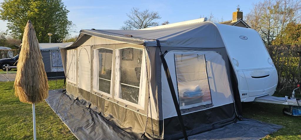 LMC Style 450D in perfecte nieuwstaat., 7 tot 8 meter, Treinzit, Particulier, Kachel