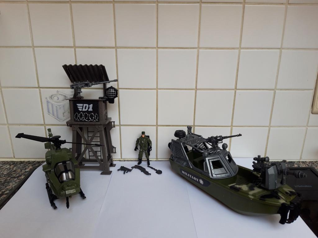 Legerset: soldaat met wapens, helikopter, toren en boot, Ophalen of Verzenden, Zo goed als nieuw