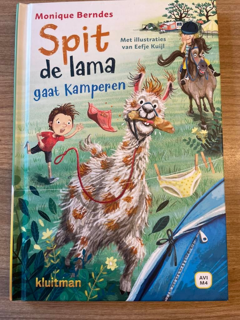 Monique Berndes - Spit de lama gaat kamperen AVI M4, Ophalen of Verzenden, Zo goed als nieuw, Monique Berndes