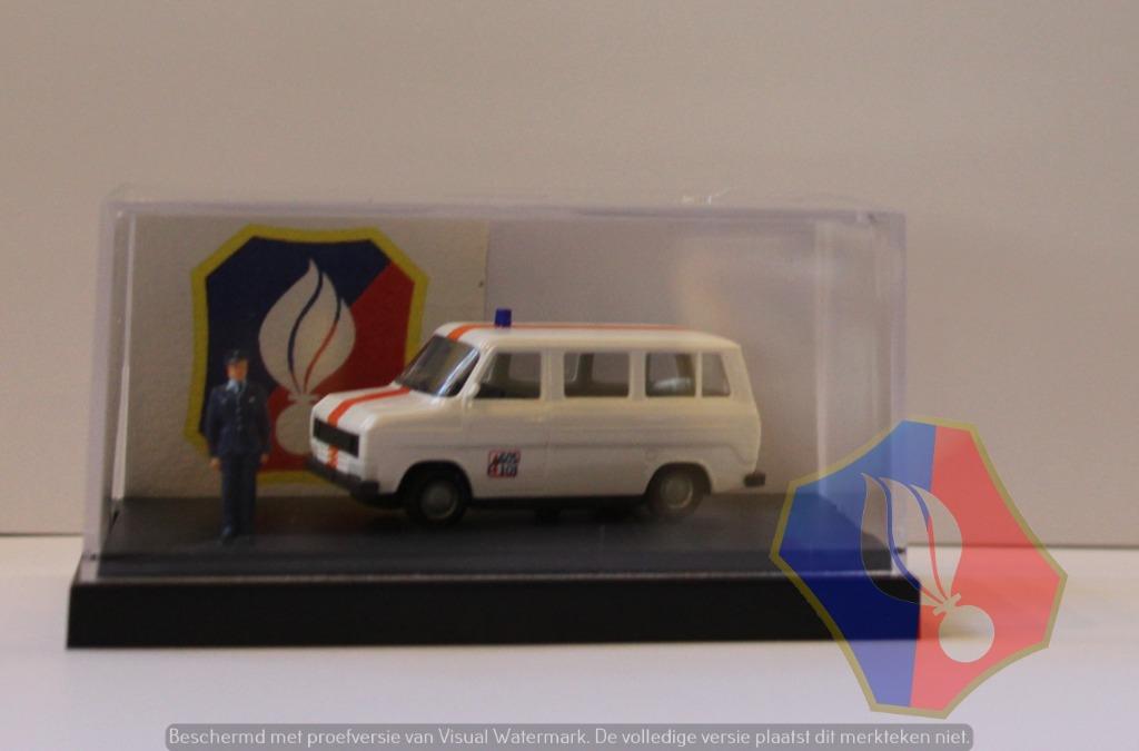 RIJKSWACHT FORD TRANSIT + PLEXI + FIGUUR 1/87, Verzamelen, Militaria | Algemeen, Verzenden, Rijkswacht, Miniatuur of Beeldje