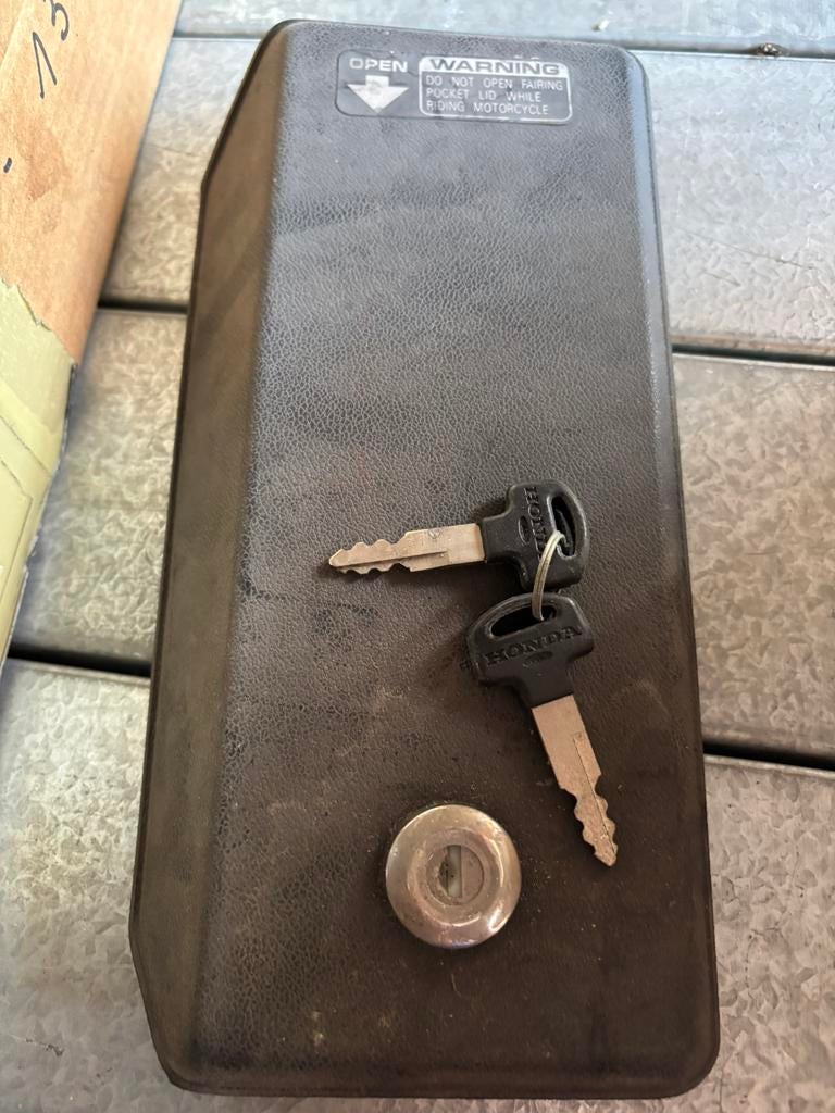 Cache tableau de bord gauche avec deux clés Honda d'origine., Enlèvement ou Envoi, Neuf