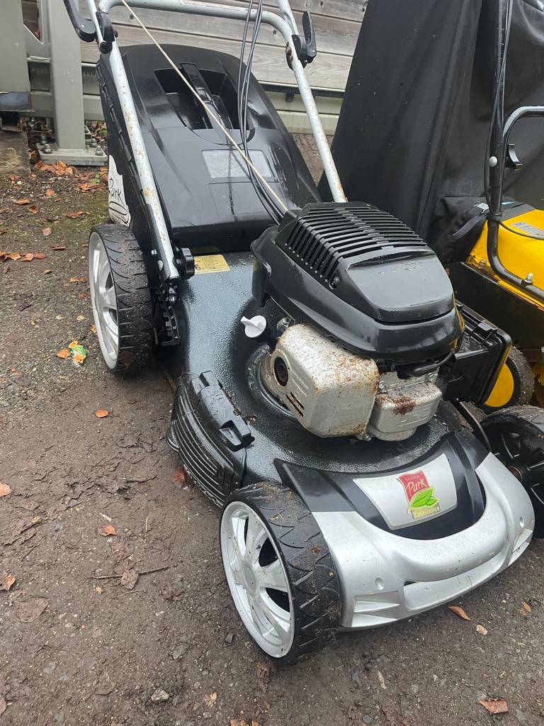 Twee grasmaaiers, Ophalen, Zo goed als nieuw