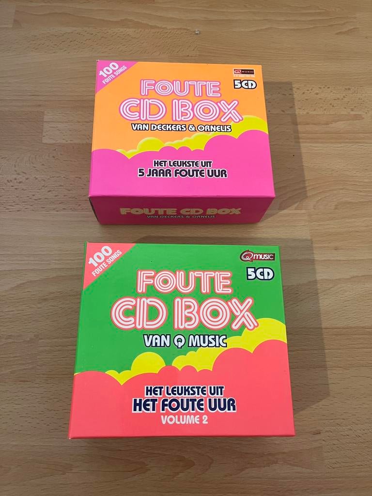 2 stuks “De foute cd box”  van Qmusic : 200 foute songs, Ophalen, Zo goed als nieuw, Dance, Boxset