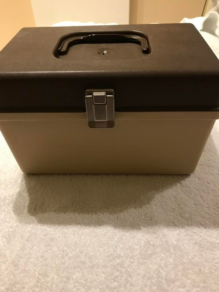 Vintage naaidoos van 24x16x14 cm voor 4euro, Ophalen, Zo goed als nieuw