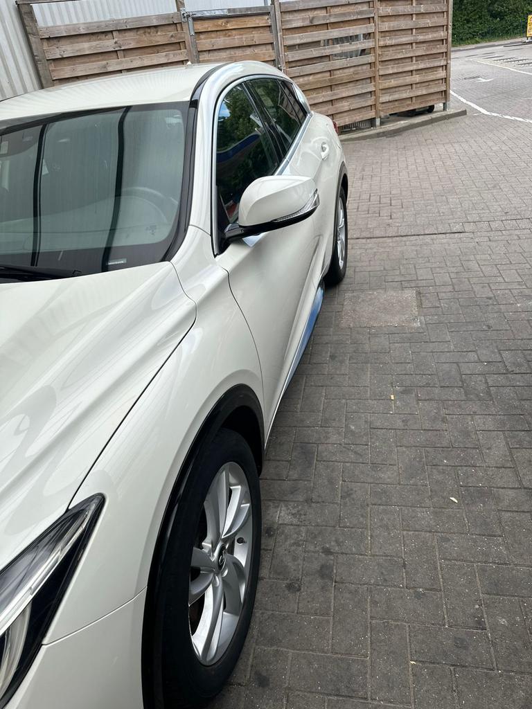 Mooie en nette Infiniti Q30 uit 2017, Auto's, Infiniti, Bluetooth, Wit, Bedrijf, 5 deurs