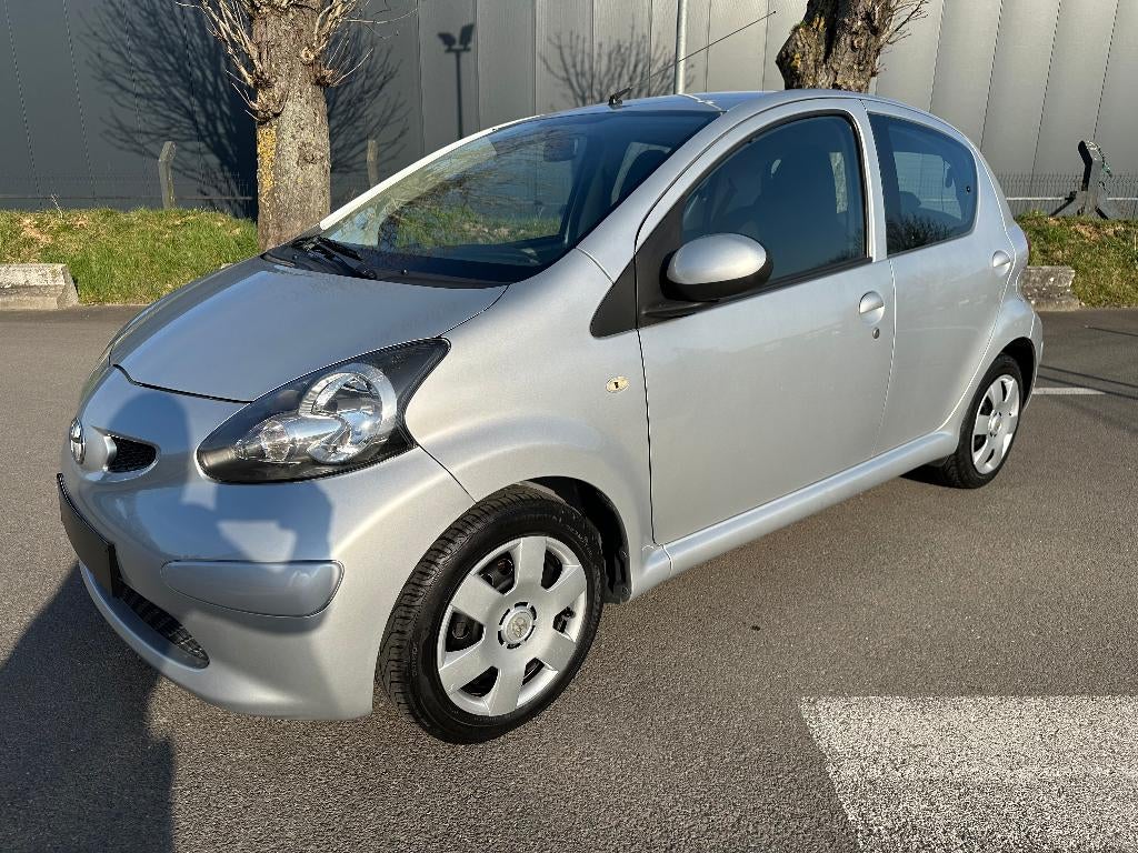 TOYOTA  . .  AYGO . .  60.000km . .  CAR-PASS . . 1 EIGENAAR, Auto's, Toyota, Voorwielaandrijving, 4 zetels, Stof, 99 g/km