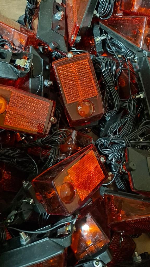 Lot NIEUWE fiets spatbord ACHTERLICHT met kabel voor dynamo, Fietsen en Brommers, Fietsaccessoires | Fietsverlichting, Ophalen