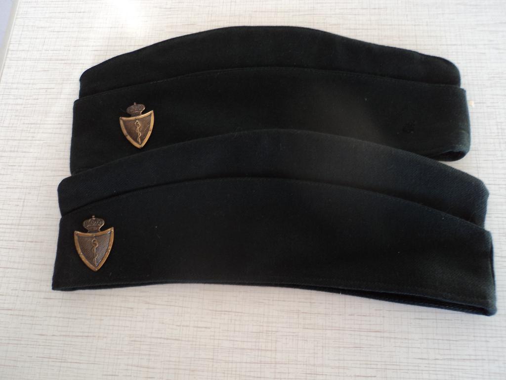 2 Politiemutsen met kentekens van  de troep, Verzamelen, Militaria | Algemeen, Ophalen of Verzenden, Landmacht