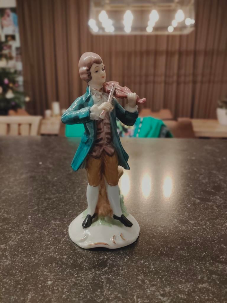 porseleinen beeldje van een violist
20cm hoog, Antiek en Kunst, Ophalen