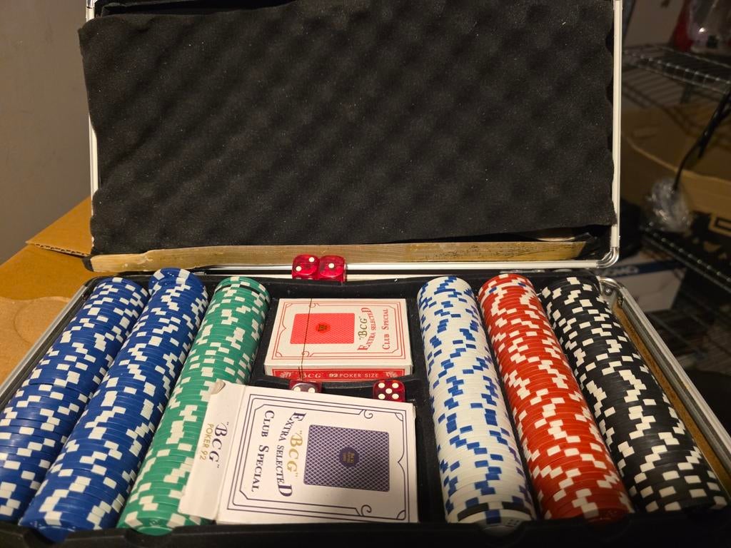Set de poker de luxe dans un boîtier en aluminium — complet, Hobby & Loisirs créatifs, Enlèvement