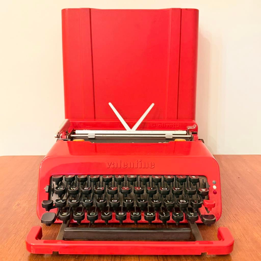 MACHINE À ÉCRIRE VINTAGE OLIVETTI VALENTINE 1968 MOMA, Collections, Envoi