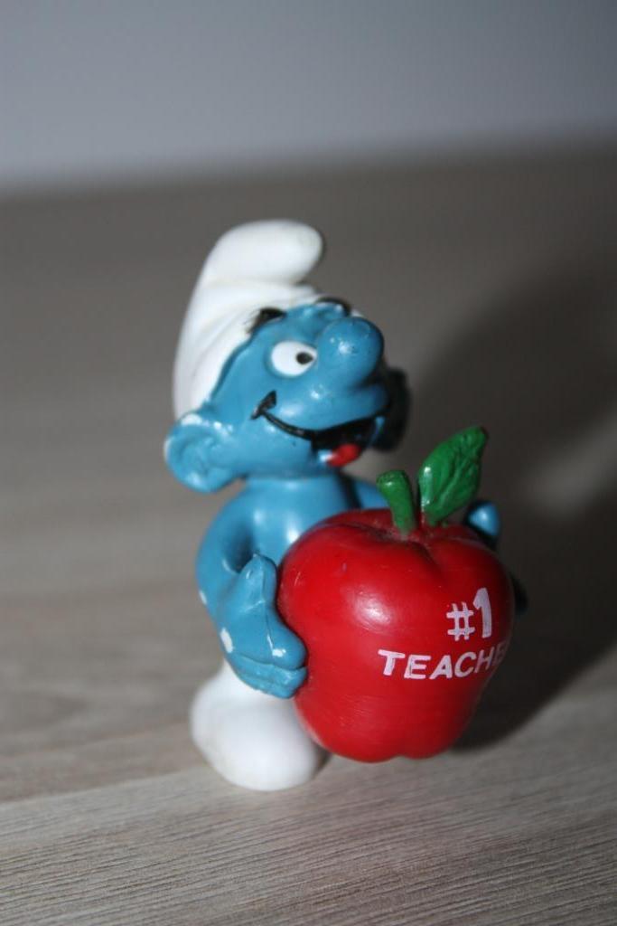 Smurf figuur , Peyo schleich , rode appel , TEATCHER 1993, Ophalen of Verzenden, Smurfen, Gebruikt, Beeldje of Figuurtje