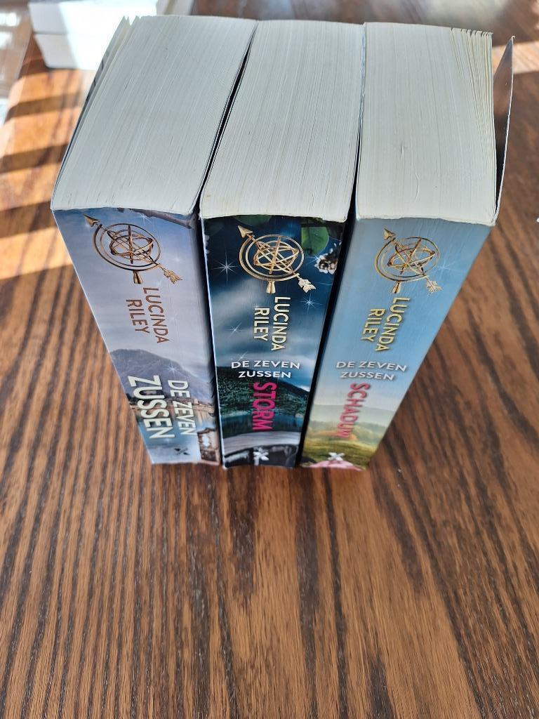 L. RILEY : Boeken 1- 2 - en 3 van de reeks "De Zeven Zussen", Boeken, Romans, Ophalen of Verzenden, Gelezen, Lucinda Riley